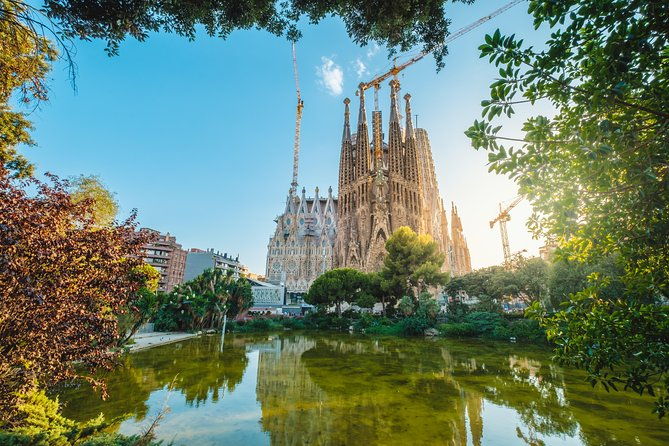 skip-the-line-sagrada-familia-small-group-tour