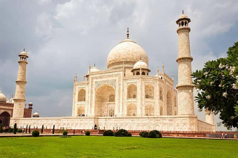 Skip the line Taj Mahal tour with photographer & tickets - Key Points