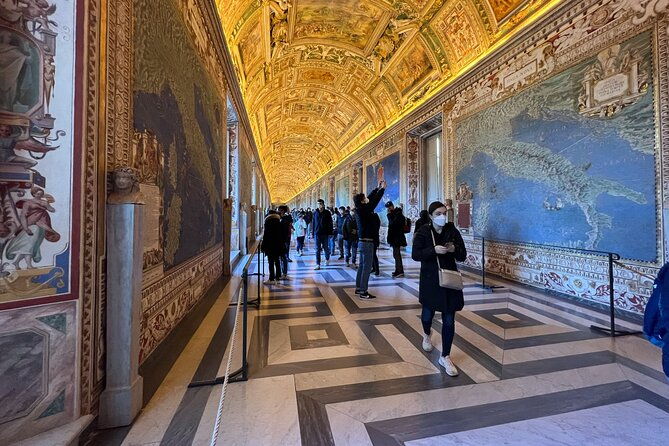 skip-the-line-vatican-museum-sistine-chapel-raphael-rooms-basilica-access
