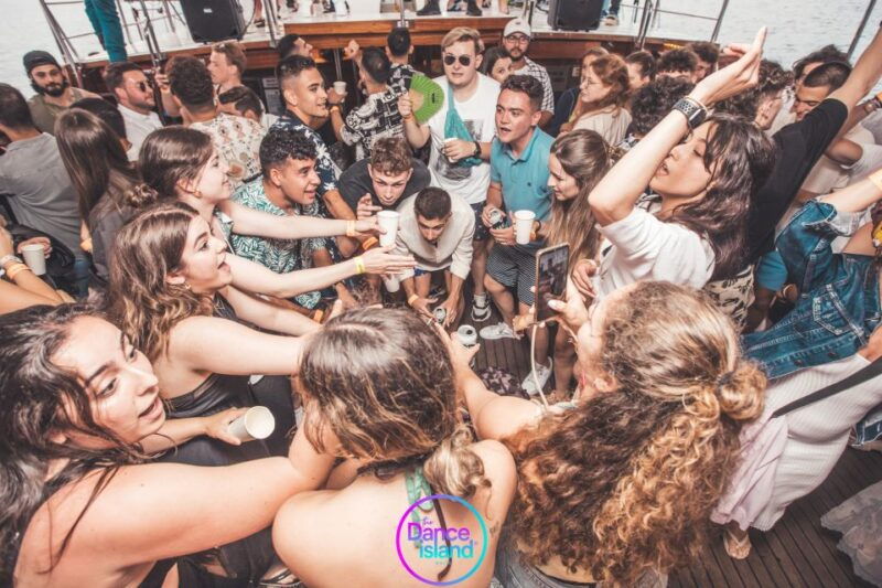 sliema-sailboat-party-with-an-open-bar-food-and-swimming
