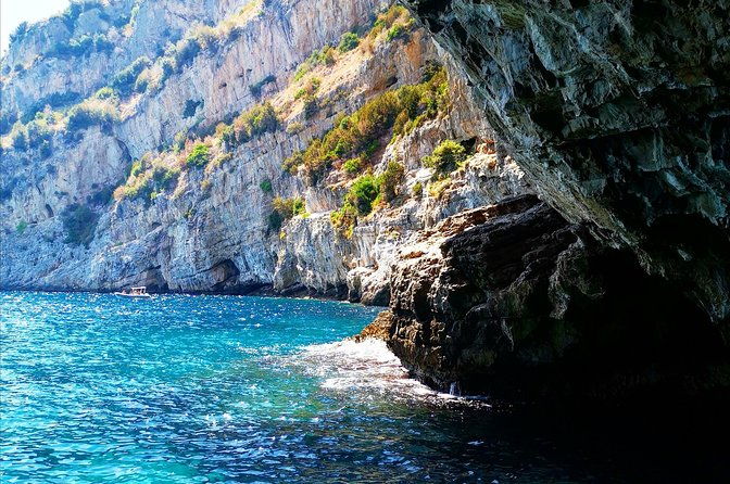 small-group-boat-tour-to-capri-with-aperitif