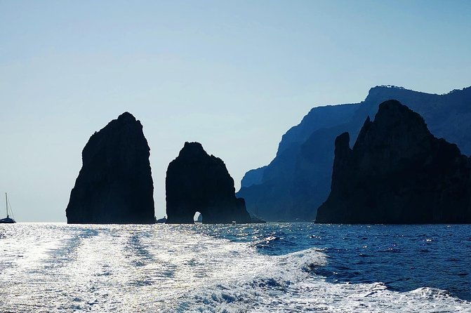 small-group-boat-tour-to-capri-with-aperitif