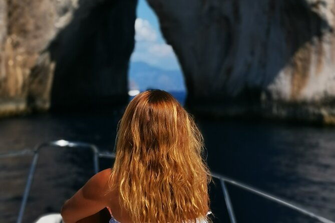 small-group-boat-tour-to-capri-with-aperitif