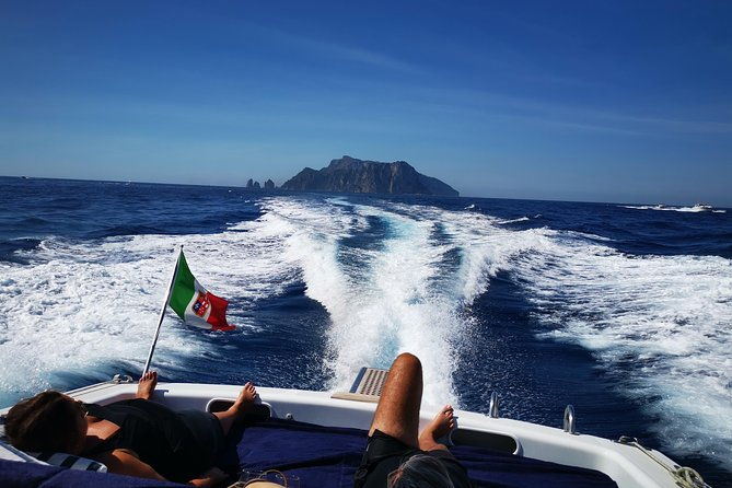 small-group-boat-tour-to-capri-with-aperitif