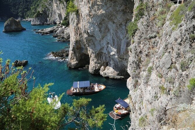 small-group-boat-tour-to-sorrento-coast-capri-blue-grotto