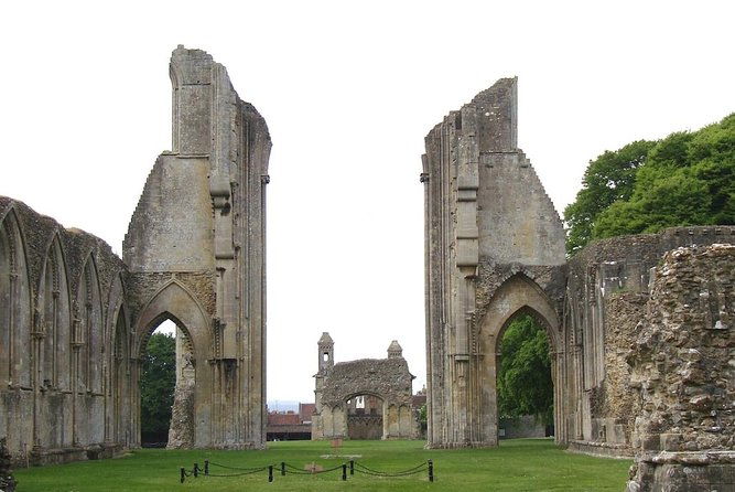 small-group-day-trip-to-stonehenge-glastonbury-and-avebury-from-london