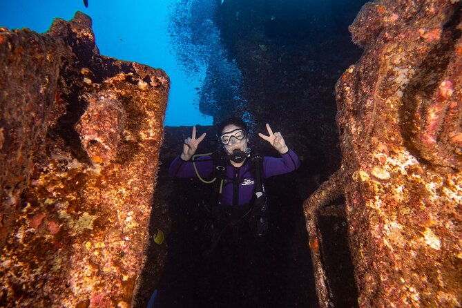 small-group-deep-dive-in-oahu-with-shipwreck-and-reef-2