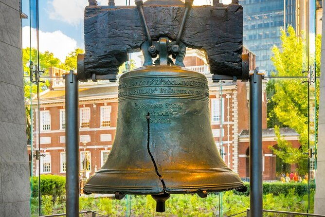 small-group-discovering-colonial-philadelphia-public-walking-tour