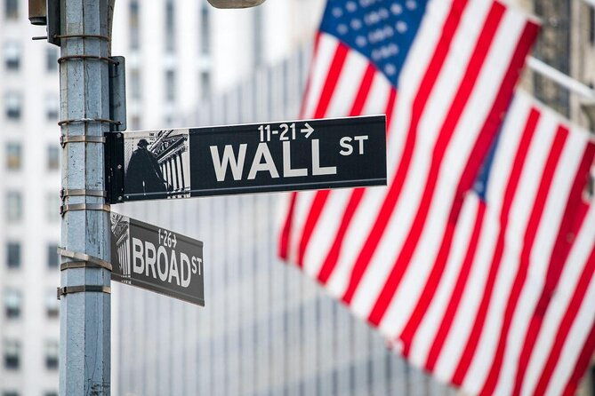 small-group-downtown-911-memorial-wall-street-tour