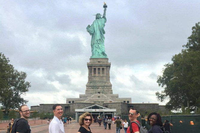 small-group-downtown-911-memorial-wall-street-tour