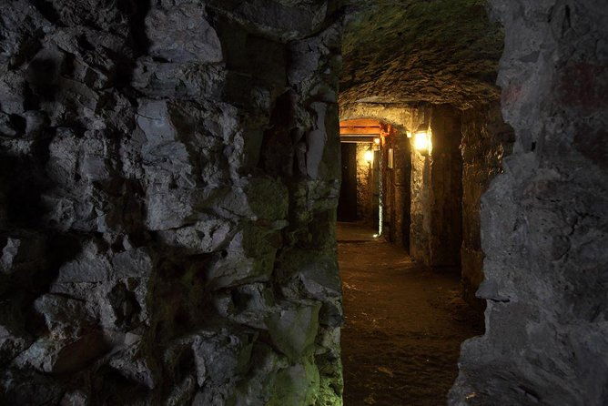 small-group-edinburgh-night-walking-tour-with-underground-vaults