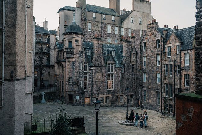 small-group-edinburgh-old-town-ghost-walking-tour-2