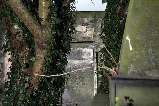 small-group-edinburgh-underground-vaults-graveyard-ghost-tour