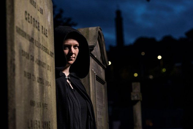 small-group-edinburgh-underground-vaults-graveyard-ghost-tour