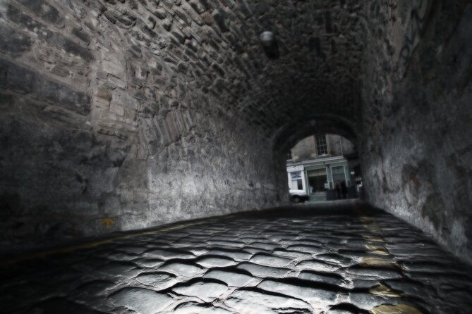 small-group-edinburgh-underground-vaults-graveyard-ghost-tour