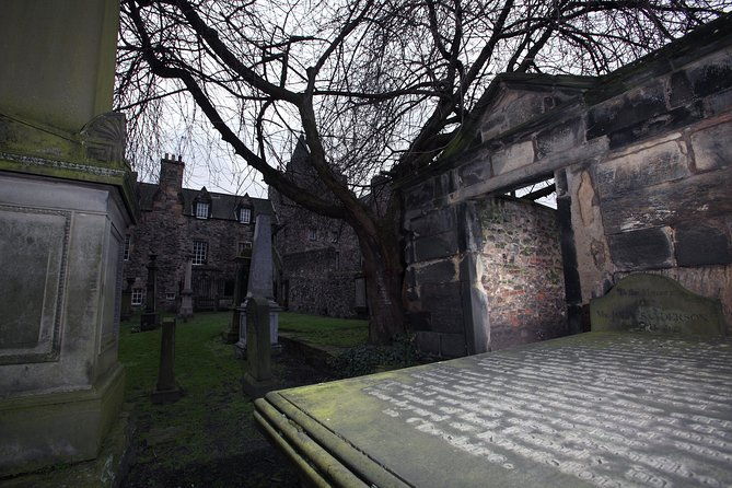 small-group-edinburgh-underground-vaults-graveyard-ghost-tour