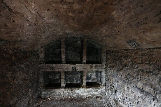 small-group-edinburgh-underground-vaults-historical-walk