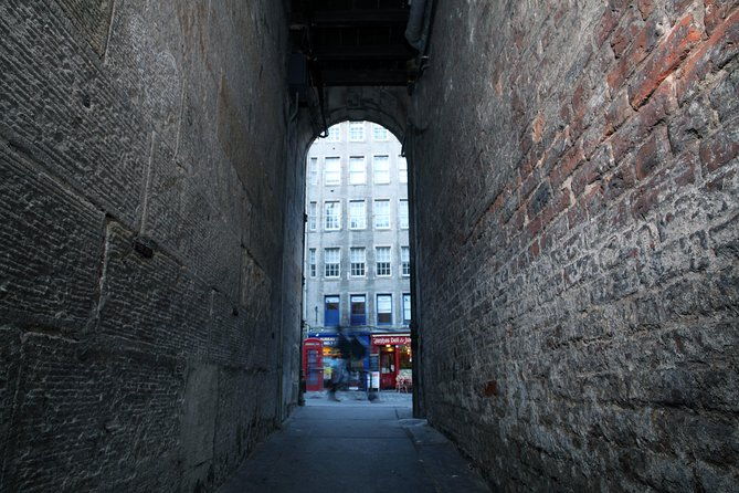 small-group-edinburgh-underground-vaults-historical-walk