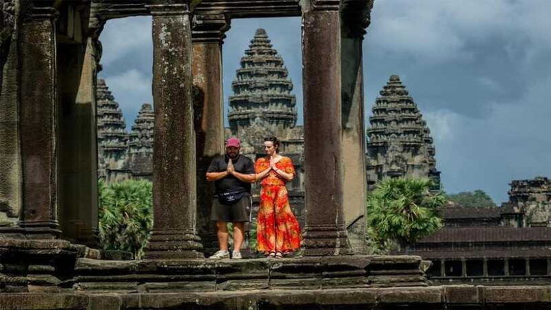 small-group-explore-angkor-wat-sunrise-tour-with-guide