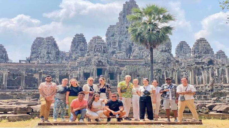 small-group-explore-angkor-wat-sunrise-tour-with-guide