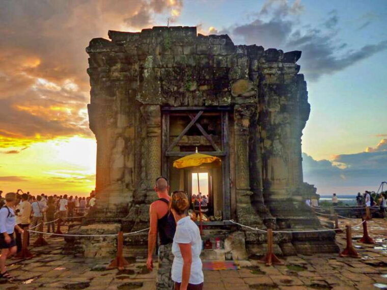 small-group-full-day-angkor-wat-guide-tour-with-sun-set