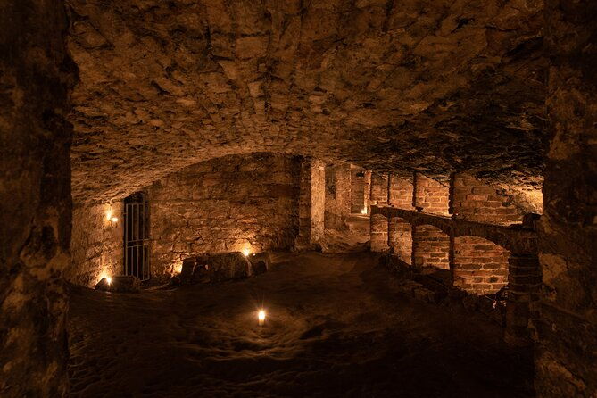 small-group-ghostly-underground-vaults-tour-in-edinburgh