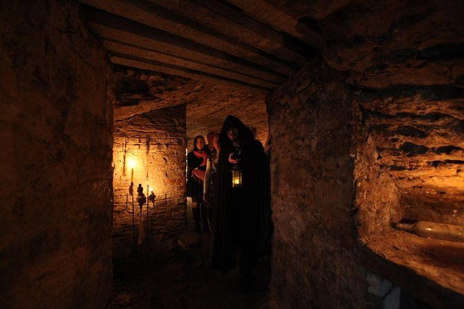 small-group-ghostly-underground-vaults-tour-in-edinburgh