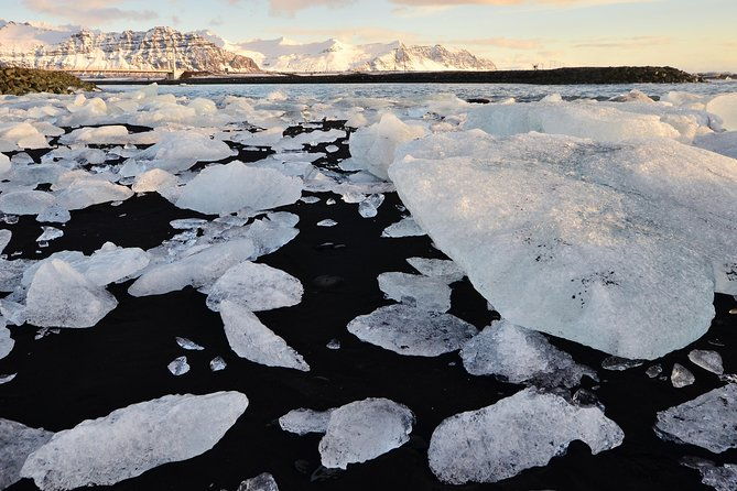 small-group-glacier-lagoon-and-northern-lights-from-reykjavik