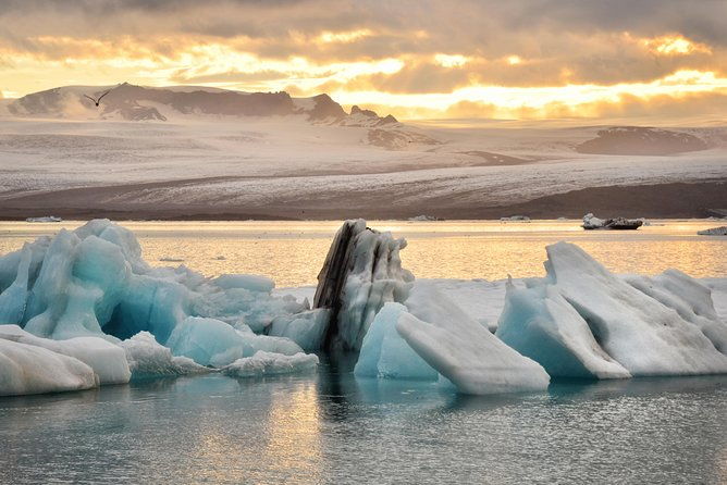 small-group-glacier-lagoon-and-northern-lights-from-reykjavik
