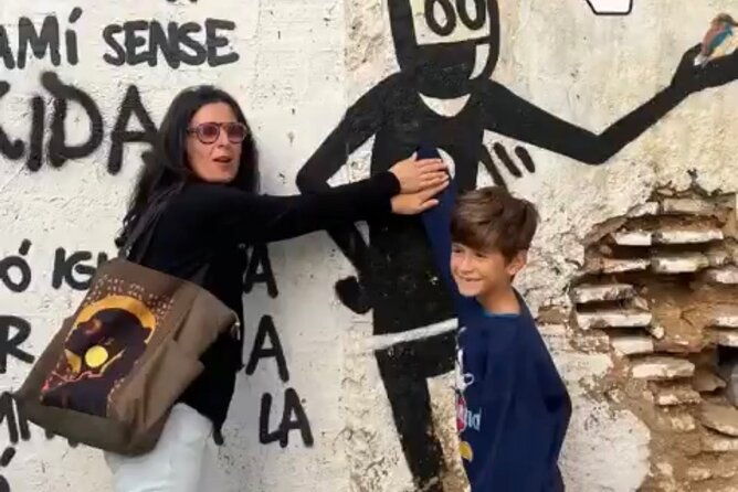 small-group-graffiti-tour-and-workshop-in-el-carmen