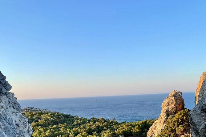 small-group-hiking-from-pefkos-to-navarone-bay-at-sunrise-2
