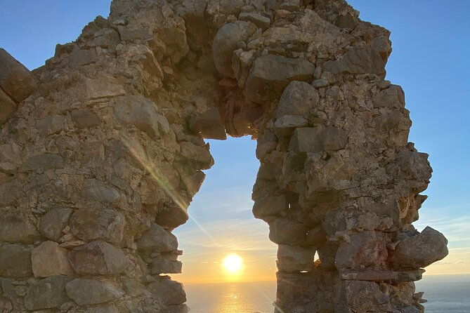 small-group-hiking-sunset-in-monolithos