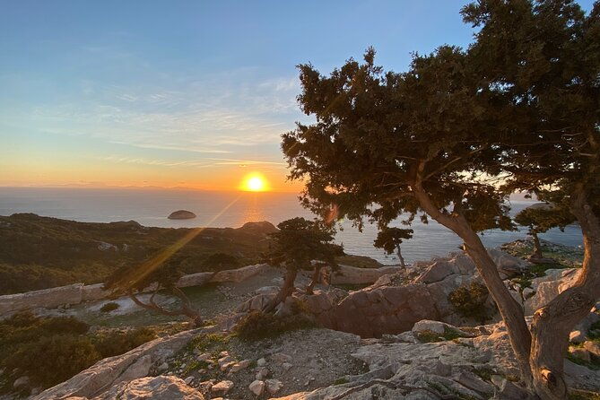 small-group-hiking-sunset-in-monolithos