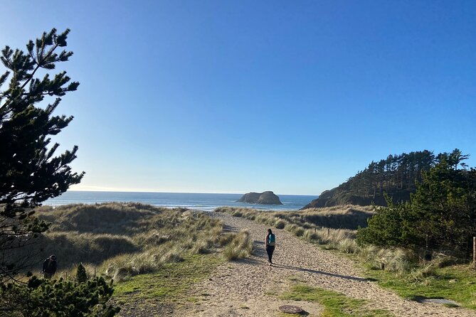 small-group-hiking-tour-to-cannon-beach-on-the-oregon-coast