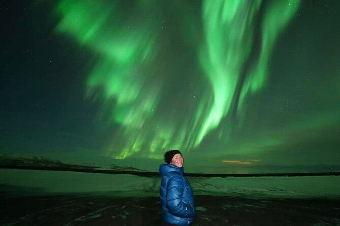 small-group-hunting-for-the-northern-lights-in-reykjavik-engrus