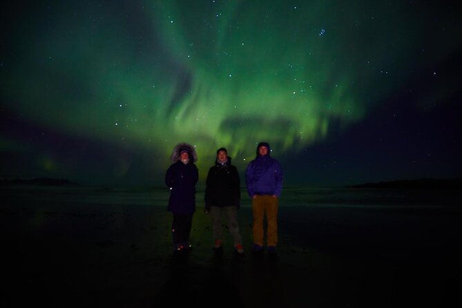 small-group-hunting-for-the-northern-lights-in-reykjavik-engrus