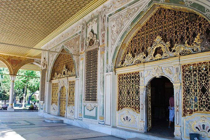 small-group-istanbul-full-day-shore-excursion-hagia-sophia-topkapi-palace-blue-mosque-hippodrome-and-grand-bazaar-2