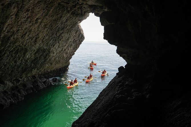 small-group-kayak-tour-along-sesimbra-arrabida-natural-park