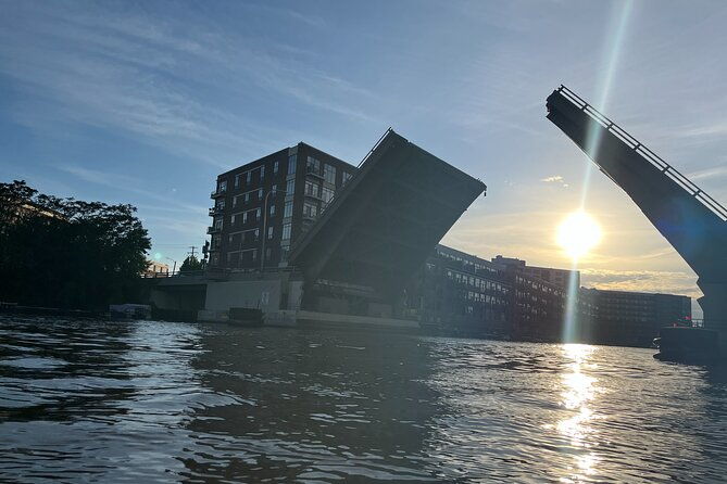 small-group-kayak-tour-of-skyline-in-milwaukee
