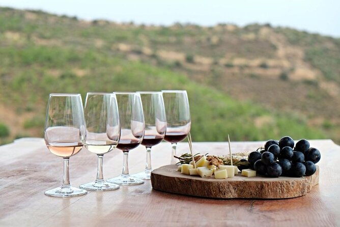 small-group-local-wine-tasting-tour-in-santorini