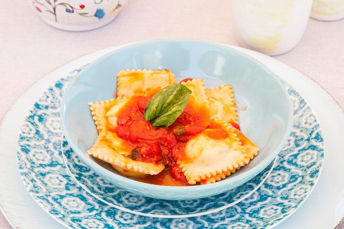 small-group-market-tour-and-dining-experience-at-a-cesarinas-home-in-brindisi