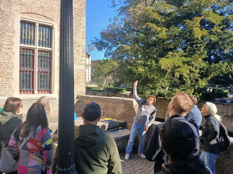 Small-Group Nostalgic Walking Tour of Bruges with praline - An In-Depth Look at the Tour Experience