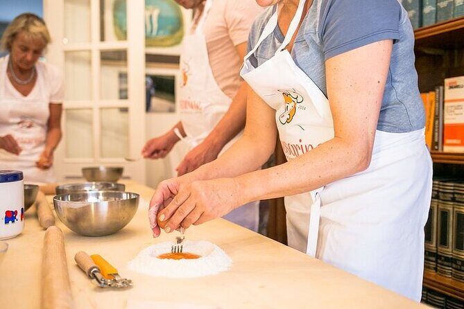 Small group Pasta and Tiramisu class in Como - Key Points