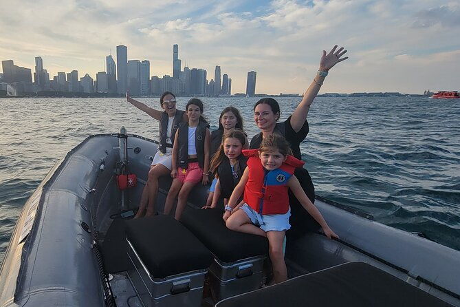 small-group-sightseeing-boat-tour-in-chicago