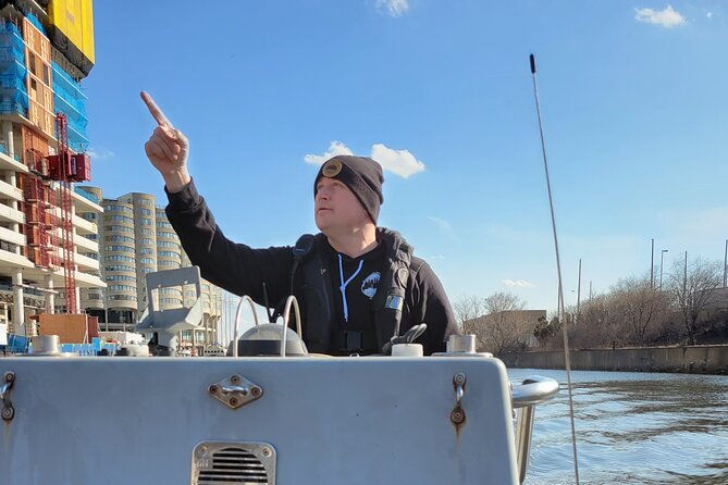 small-group-sightseeing-boat-tour-in-chicago