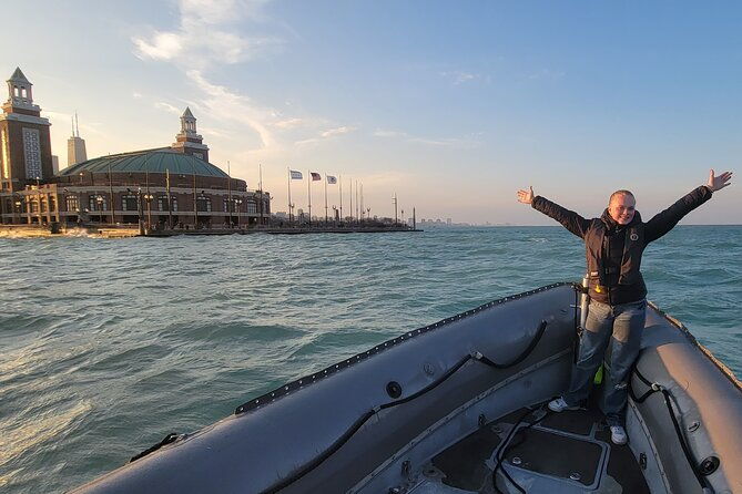 small-group-sightseeing-boat-tour-in-chicago