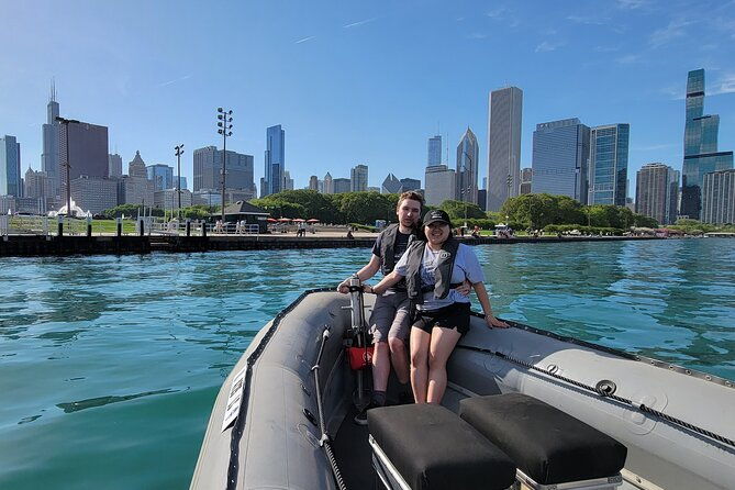 small-group-sightseeing-boat-tour-in-chicago