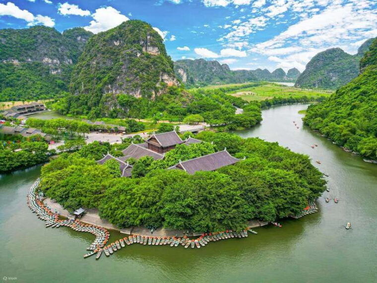 small-group-tour-bai-dinh-trang-an-mua-cave-from-ninh-binh