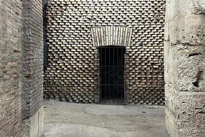 small-group-tour-colosseum-underground-up-to-6-people