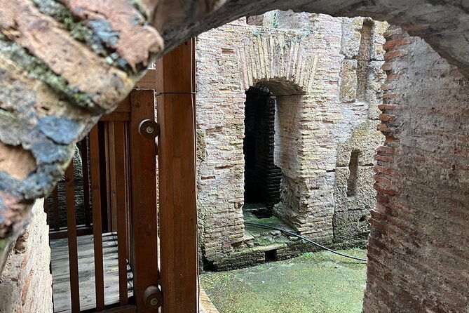 small-group-tour-colosseum-underground-up-to-6-people